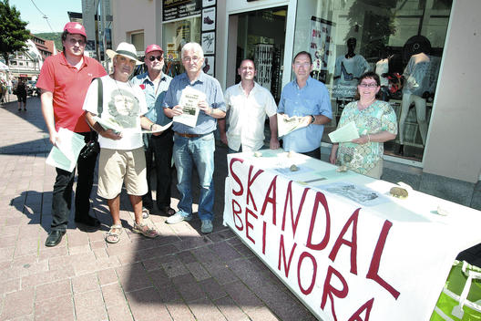 Schon im Sommer bekundeten die örtlichen Arbeitnehmerverbände ihre Solidarität mit Helmut Schmitt in der Innenstadt. Foto: Kreutzer